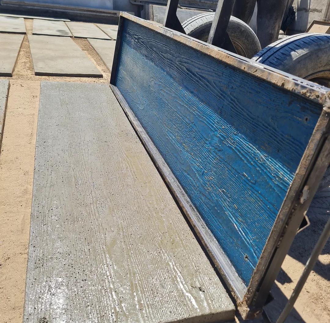 Molde y placa de hormigón con veta de madera siding
