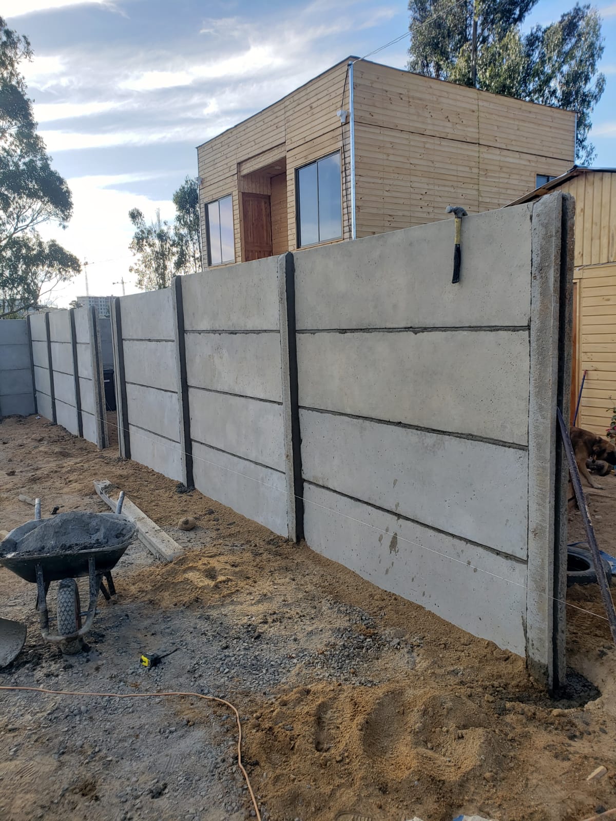 Pandereta de hormigón en proceso de instalación